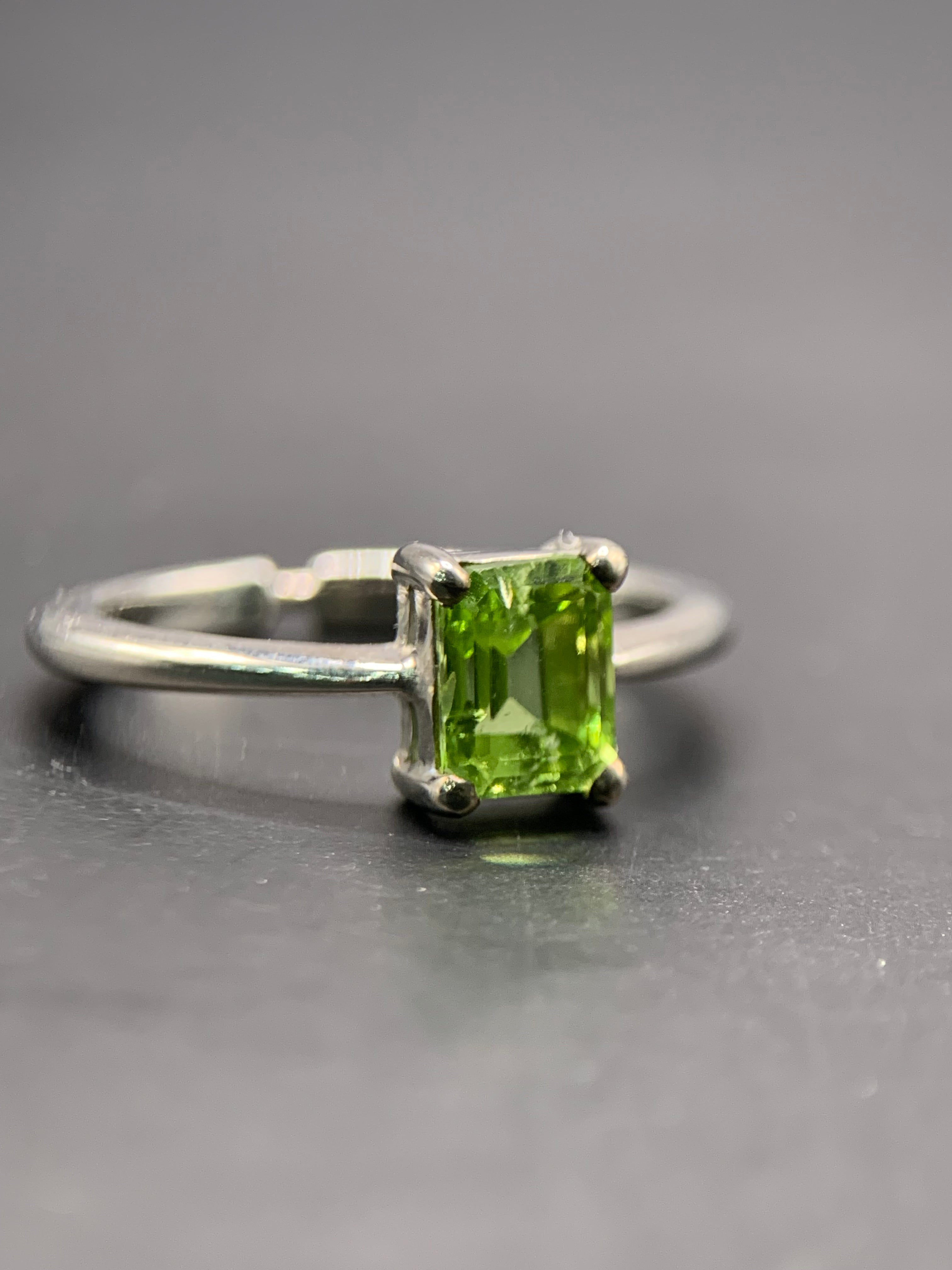 Peridot Size-Adjustable Ring in Silver