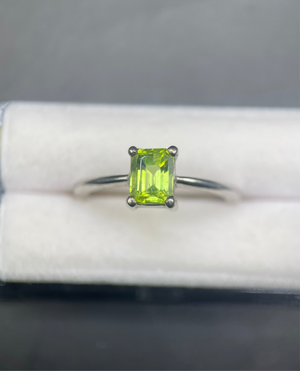Peridot Size-Adjustable Ring in Silver