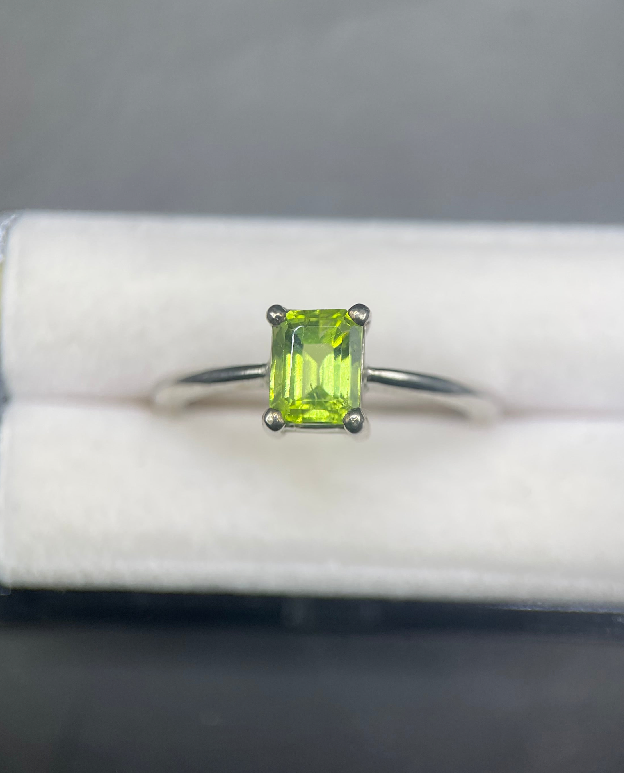 Peridot Size-Adjustable Ring in Silver