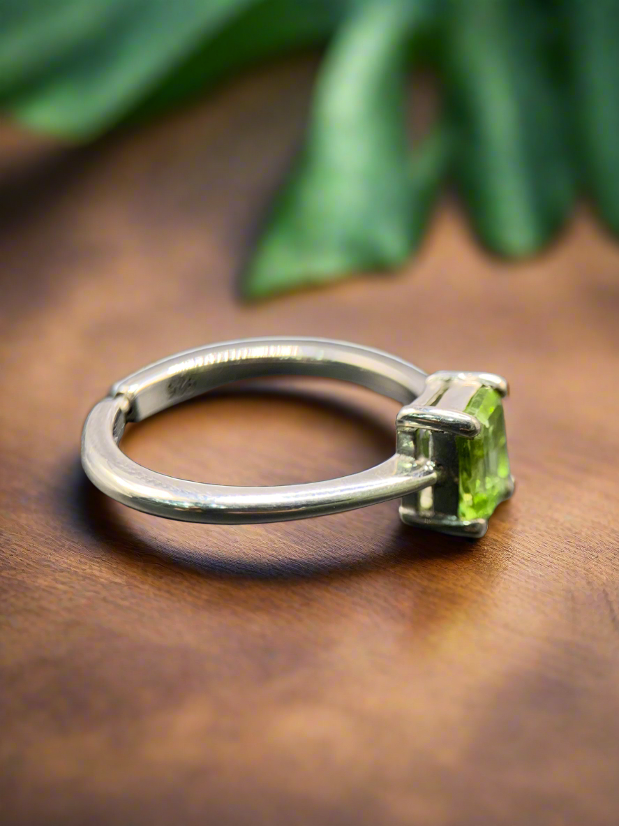 Peridot Size-Adjustable Ring in Silver