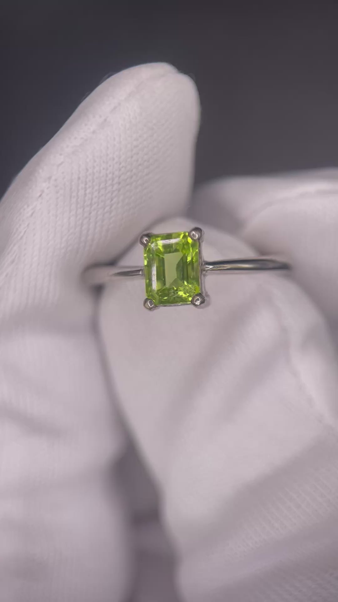 Peridot Size-Adjustable Ring in Silver